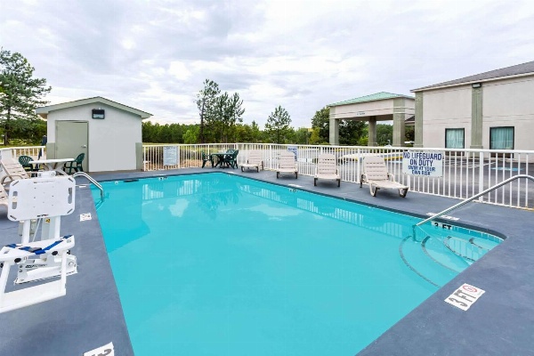Days Inn by Wyndham Lugoff image 5