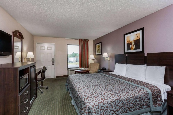 Days Inn by Wyndham Lugoff image 8